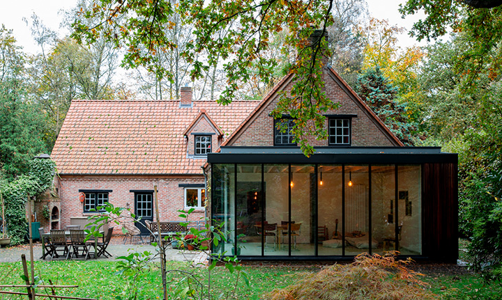 Landelijke woning met nieuwe aanbouw, gevel en tuin